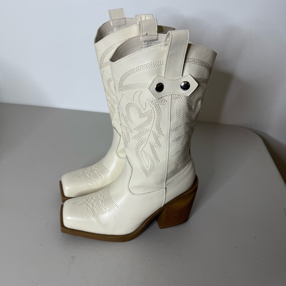 Forever 21 Stylish Cream Western Boots‎ - Picture 2 of 6